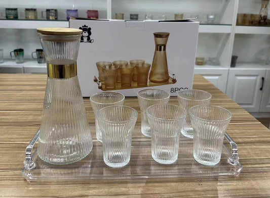 carafe élégante avec six tasses assorties